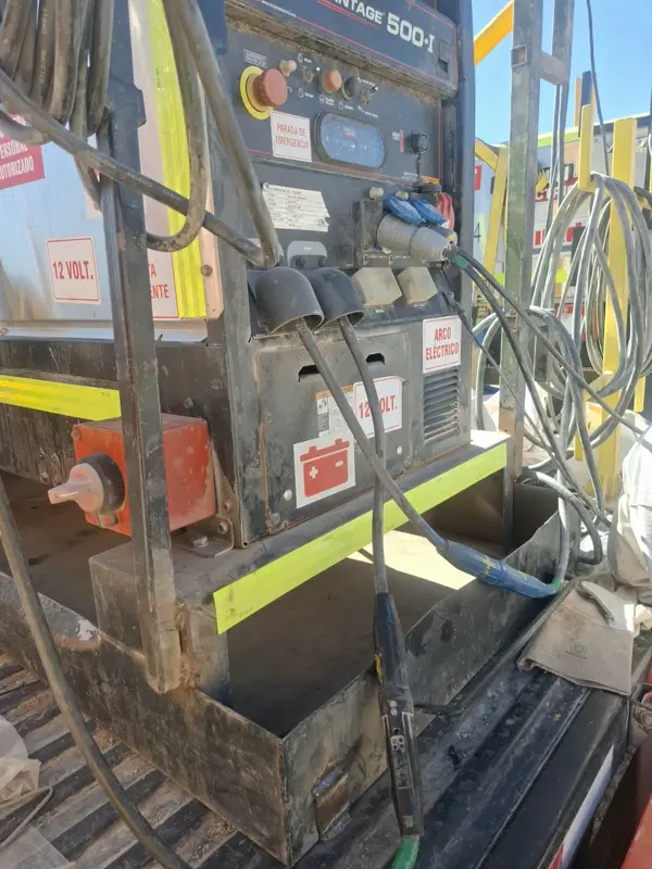 Panel y conexiones de equipo de soldadura en terreno